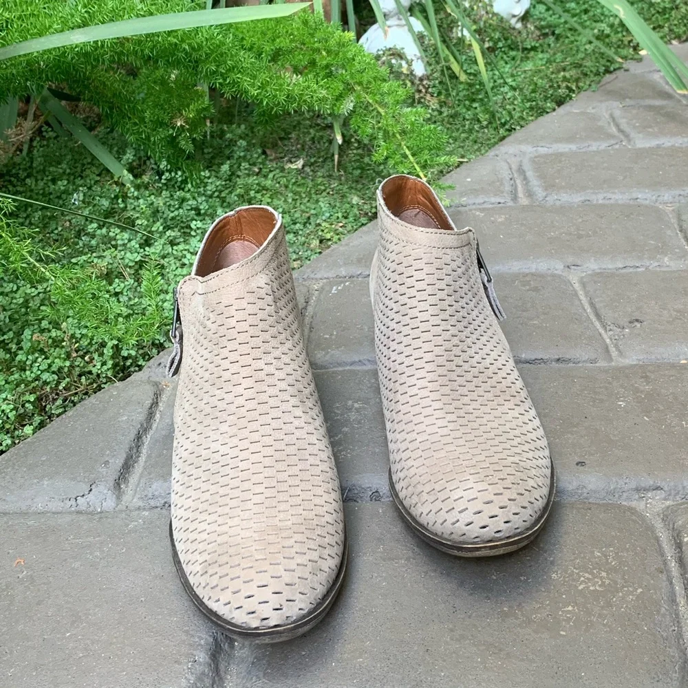 🌺Lucky Brand Beige Perforated Ankle Boots - Picture 4 of 6